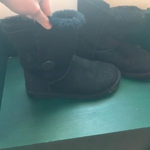 UGG women’s bailey button short black winter boots